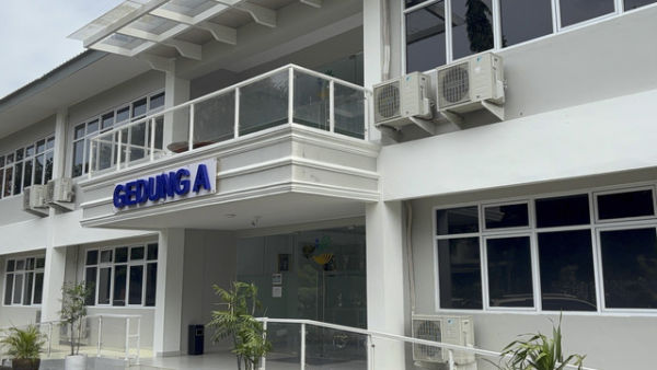 Suasana saat keluar gerbang dari Pusat Pendidikan, Pelatihan, Pengembangan Profesi (Pusdiklatbangprof) Kementerian Sosial RI di Pondok Indah, Jakarta Selatan. Foto: Abid Raihan/kumparan