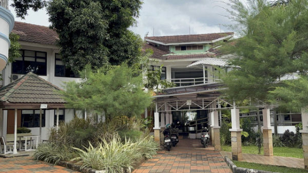 Suasana saat keluar gerbang dari Pusat Pendidikan, Pelatihan, Pengembangan Profesi (Pusdiklatbangprof) Kementerian Sosial RI di Pondok Indah, Jakarta Selatan. Foto: Abid Raihan/kumparan