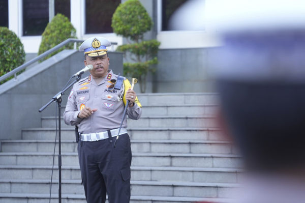 Kakorlantas Polri Irjen Pol Drs. Agus Suryonugroho melepas tim Perwira Pengamat Wilayah (Pamatwil) Operasi Ketupat 2025 dalam mengamankan arus mudik dan balik Lebaran. Foto: Dok. Korlantas Polri