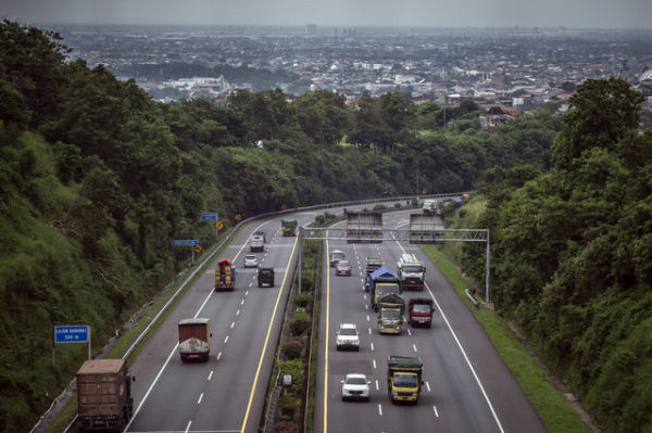 Sejumlah truk dan kendaraan roda empat melaju di Jalan Tol Tanjungmas - Srondol, Semarang, Jawa Tengah, Selasa (18/3/2025). Foto: Aprillio Akbar/ANTARA FOTO