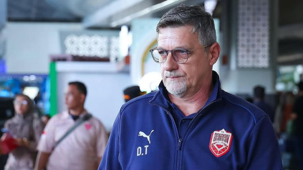 Pelatih Timnas Bahrain, Dragan Talajic, tiba di Bandara Soekarno-Hatta pada 21 Maret 2025. Foto: Instagram @bahrainnt