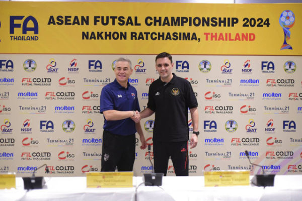 Pelatih timnas futsal hector souto (kanan) bersalaman dengan pelatih thailand miguel rodrigo. Foto: Dok. FFI