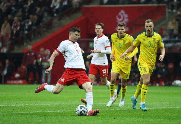 Aksi Robert Lewandowski saat Polandia vs Lithuania dalam laga matchday pertama Grup K Kualifikasi Piala Dunia di Stadion Narodowy, Sabtu (22/3) dini hari WIB Foto: REUTERS/Kacper Pempel