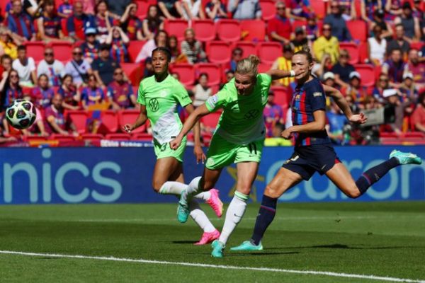 Pemain VfL Wolfsburg Women mencetak gol ke gawang FC Barcelona Femeni pada pertandingan final Women's Champions League di Philips Stadion, Eindhoven, Belanda, pada 3 Juni 2023.
 Foto: Yves Herman/REUTERS