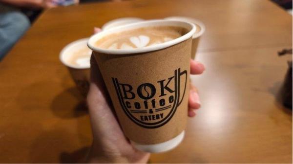 KAFE: Latte Coffee di Bok Coffee, Sabtu (22/3/2025). Bok Coffee bakal segera buka di kota Manado