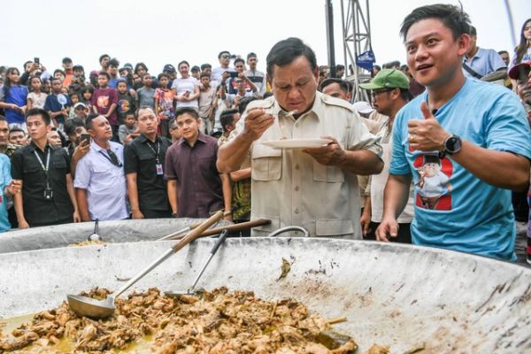 Capres 02 Prabowo Subianto (kedua kanan) didampingi Youtuber chef Bobon Santoso mencicipi masakan saat acara Masak Besar bersama youtuber chef Bobon Santoso dan Relawan Konco Prabowo (Kopra) di Cilincing, Jakarta Utara, Jakarta, Jumat, (8/12/2023). Foto: Galih Pradipta/ANTARA FOTO