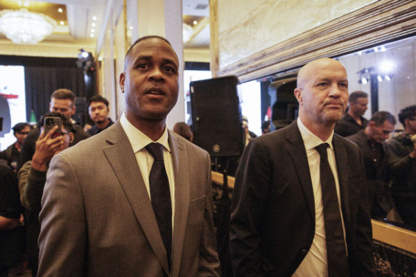 Pelatih Timnas Indonesia Patrick Kluivert bersama Penasihat Teknis Timnas Indonesia Jordi Cruyff saat acara perkenalan penasihat teknis Timnas Indonesia di Jakarta, Selasa (11/3/2025).  Foto: Yasuyoshi Chiba/AFP