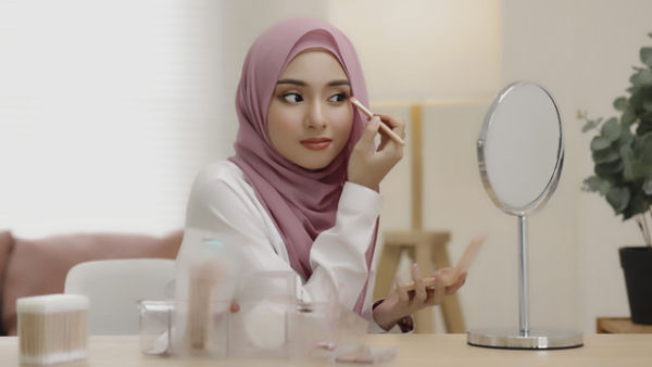 Ilustrasi perempuan memilih kosmetik halal. Foto: Ronnachai Palas/Shutterstock