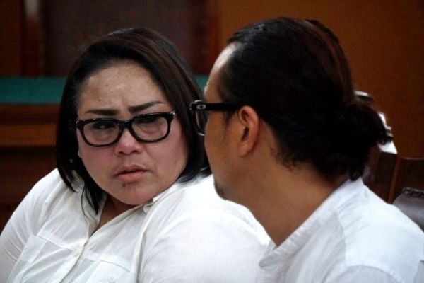 Komedian Nunung dan suaminya July Jan Sambiran saat menjalani sidang putusan di Pengadilan Negeri Jakarta Selatan, Rabu (27/11).
 Foto: Irfan Adi Saputra/kumparan