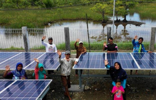 Warga Dusun Bondan menikmati teknologi energi baru dan terbarukan HEOP (Hybrid Energy One Pole), Program CSR Pertamina RU IV Cilacap, menggabungkan sel surya dan kincir angin, sehingga mampu menggerakkan Pembangkit Listrik Tenaga Hibrida. Foto: Dok. Pertamina