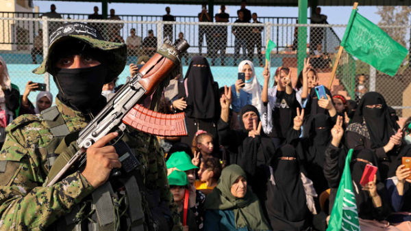 Anggota Brigade Ezz-Al Din Al-Qassam, sayap bersenjata gerakan Hamas Palestina, ambil bagian dalam parade militer di Rafah di Jalur Gaza Foto: Said Khatib / AFP