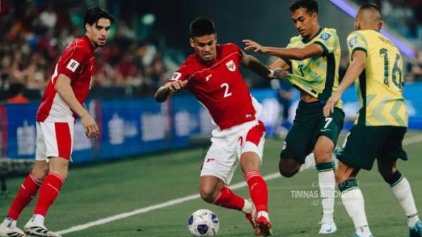 Aksi pemain Timnas Indonesia, Kevin Diks dan Mees Hilgers saat melawan Australia