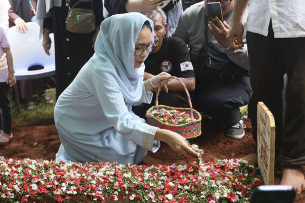 Keluarga dan kerabat saat mengantarkan jenazah Nasrullah alias Mat Solat di TPU H Daiman, Cimanggis, Ciputat, Tangerang Selatan, Selasa, (18/3/2025). Foto: Agus Apriyanto