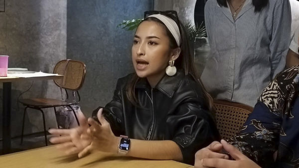 Aktris Jennifer Coppen saat jumpa pers melaporkan akun Tiktok @inayah.aurelia.b terkait kasus pencemaran nama baik ke Polda Bali di Kota Denpasar, Selasa (18/3/2025). Foto: Denita BR Matondang/kumparan