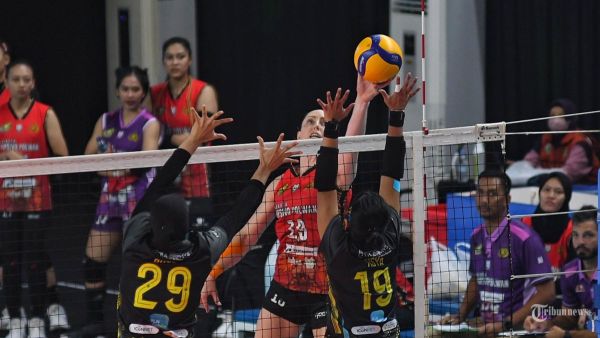 Pevoli putri Jakarta Electric PLN, Tisya Amallya Putri (kanan) dan Putri Andya Agustina (kiri) berusaha menahan smes dari pevoli putri Jakarta Popsivo Polwan, Madison Kingdon Rishel dalam pertandingan Putaran II Series 6 PLN Mobile Proliga 2024 di GOR Ken Arok, Kota Malang, Jawa Timur, Jumat (14/6/2024). Tim voli putri Jakarta Electric PLN berhasil mengalahkan tim voli putri Jakarta Popsivo Polwan dengan skor 2-3 (25-14, 25-17, 24-26, 24-26, 16-18). SURYA/PURWANTO