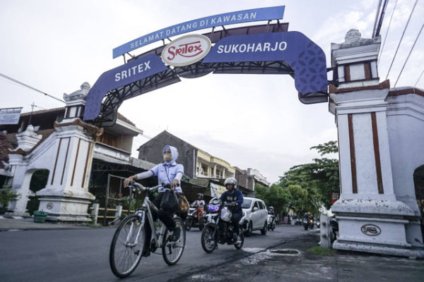 Buruh mengendarai sepeda keluar dari pabrik PT Sri Rejeki Isman Tbk (Sritex) di Sukoharjo, Jawa Tengah, Kamis (24/10/2024).  Foto: Mohammad Ayudha/ANTARA FOTO