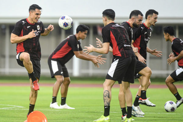 Timnas Indonesia melakukan latihan jelang pertandingan Kualifikasi Piala Dunia 2026 di Stadion Madya, komplek GBK, Senayan, Sabtu (22/3/2025). Foto: ANTARA FOTO/Muhammad Adimaja