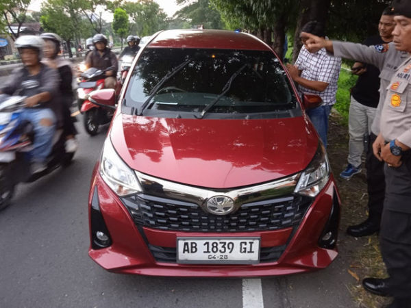 Polisi berada di lokasi kejadian seorang pria yang belum diketahui identitasnya ditemukan meninggal dunia di dalam mobil di Kabupaten Bantul. Foto: Dok. Polres Bantul