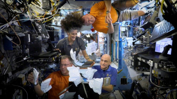 Astronot NASA Sunita Williams, Nick Hague, Barry Wilmore, dan Donald Pettit membuka kotak makanan Thanksgiving dari Stasiun Luar Angkasa Internasional (ISS), dalam tangkapan layar yang diambil dari video selebaran yang dirilis pada 26 November 2024. Foto: NASA/ via REUTERS