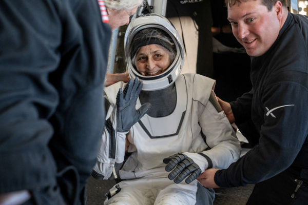 Astronot NASA Suni Williams dibantu keluar dari kapsul antariksa SpaceX Dragon setelah mendarat di perairan Tallahassee, Florida, Selasa, 18 Maret 2025. Foto: NASA/Keegan Barber/via REUTERS