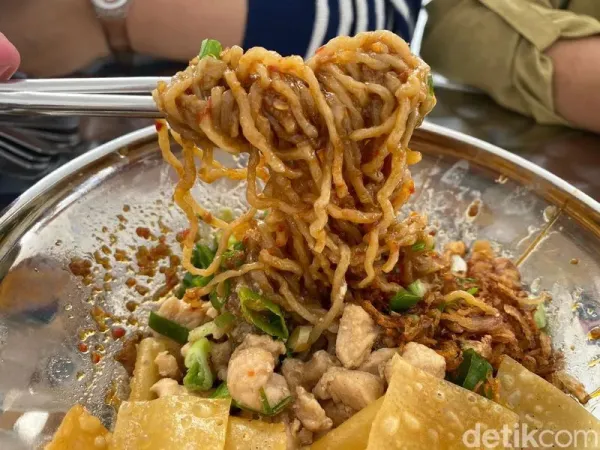 Bakmi Darmono: Mulur Lezat! Bakmi Karet Pedas Topping Tetelan Spesial