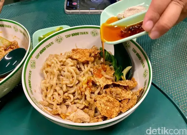 Tjap 1000 Tahun: Sengatan Pedas Enak Mie Ayam Kuah Mala dan Chili Oil