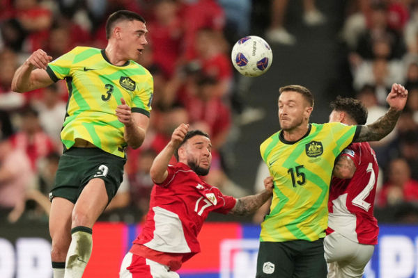 Pemain Timnas Indonesia Calvin Verdonk berebut bola dengan pemain Timnas Australia Lewis Miller pada pertandingan Ronde 3 Kualifikasi Piala Dunia 2026 di Sydney Stadium,Sydney, Australia, Kamis (20/3/2025). Foto: Mark Baker/AP Photo