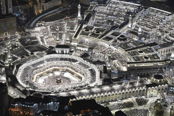 Foto udara umat Muslim melaksanakan Salat Malam saat bulan Ramadan di Masjidil Haram, Makkah, Arab Saudi, pada malam 21 Ramadan, Jumat (21/3/2025) dini hari. Foto: Saudi Press Agency/Handout via REUTERS