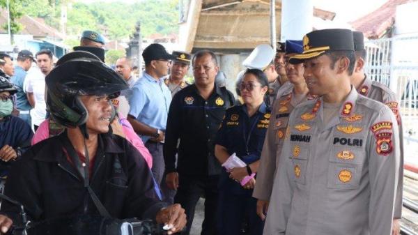 
Pantau  -  Kapolres Karangasem AKBP I Nengah Sadiarta dan jajaran saat memantau kesiapan Pelabuhan Padangbai, Sabtu (22/3).
