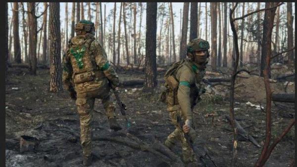 Dua tentara Ukraina pada 24 September 2023, dekat Kreminna, wilayah Luhansk. Pertempuran di bagian timur laut negara itu semakin intensif dalam beberapa bulan terakhir.