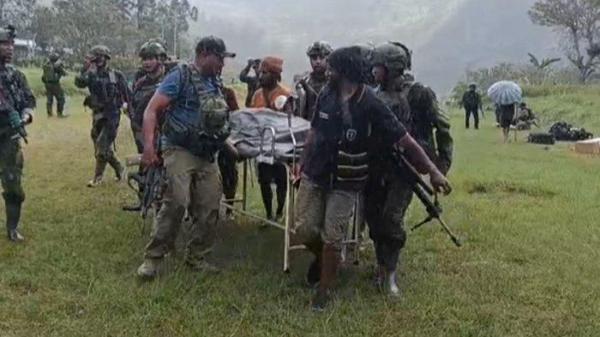 Aparat Gabungan TNI-Polri saat evakuasi korban guru di Yahukimo