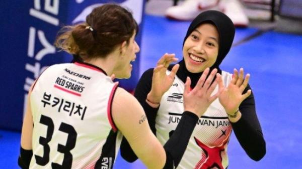 Megawati Hangestri dan Vanja Bukilic selebrasi dalam laga Hyundai Hillstate vs Red Sparks di Suwon Gymnasium, Rabu (22/1/2025).