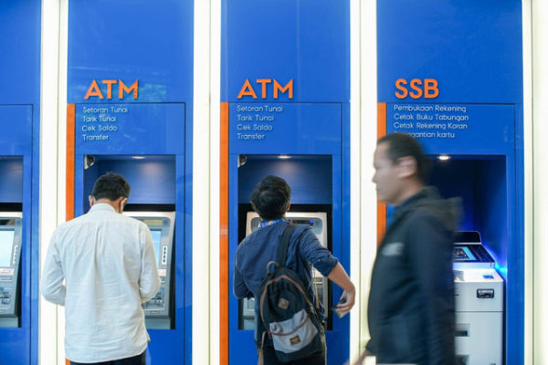 Ilustrasi transaksi di ATM BRI. Foto: Dok. BRI