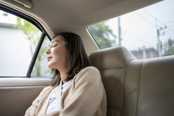 Ilustrasi tidur di mobil dengan sabuk pengaman. Foto: GBJSTOCK/Shutterstock