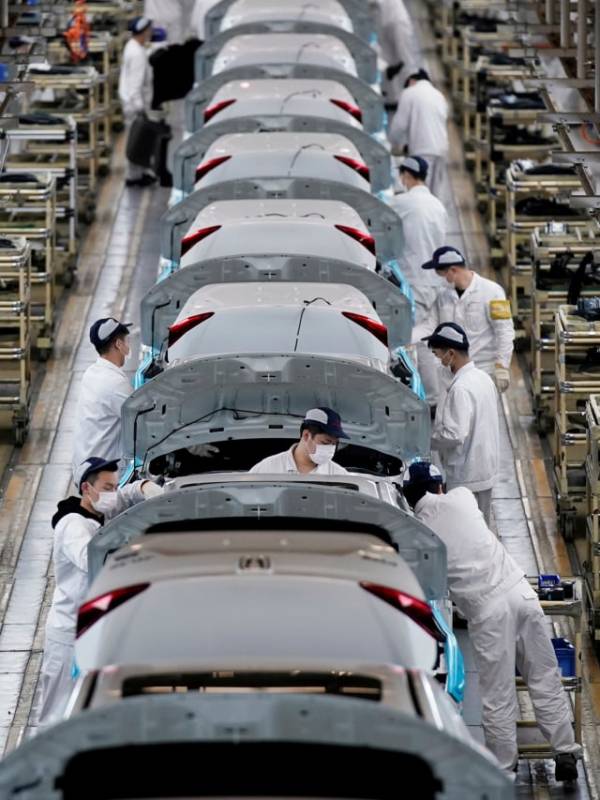 Sejumlah pekerja menyelesaikan perakitan mobil di dalam pabrik Honda Dongfeng, Wuham Hubei, China, Rabu (8/4). Foto: REUTERS / Aly Song