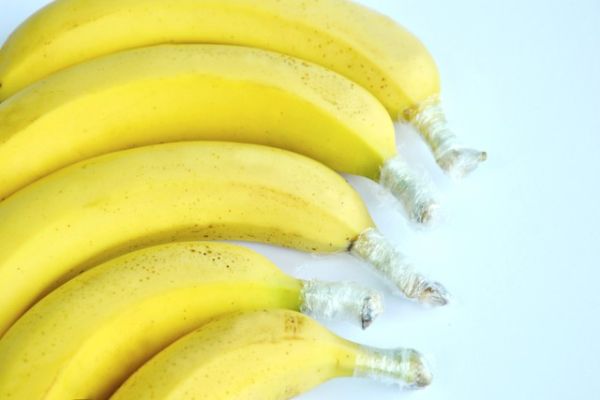 Ilustrasi membungkus batang pisang dengan plastic wrap. Foto: PosiNote/shutterstock