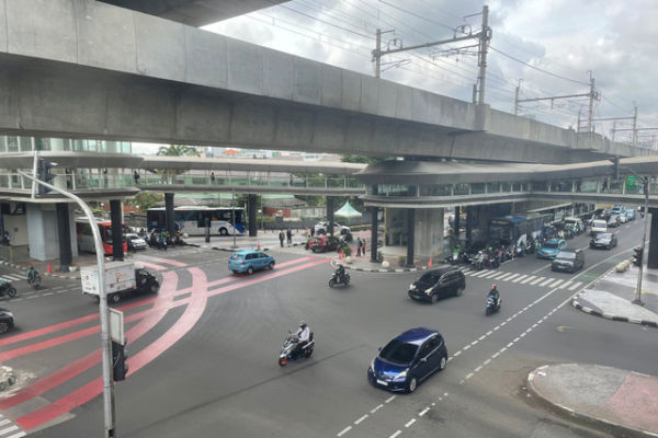 Arus lalu lintas di Jalan Panglima Polim menuju arah Jalan Jenderal Sudirman terpantau ramai lancar, Senin (24/3/2025). Foto: Fadhil Pramudya/kumparan