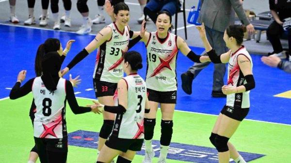 Pyo Seung-ju #19 selebrasi Bersama rekan-rekannya Red Sparks saat melawam Hyundai Hillstate di Play-off Liga Voli Putri Korea 2024/25 pada 25 Maret 2025 di Suwon Gymnasium. (Foto: KOVO)