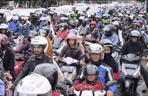 Penumpukan pemudik menuju Jakarta saat di lampu merah Jalan Pantura Cirebon, Jumat (4/4/2025). Foto: kumparan