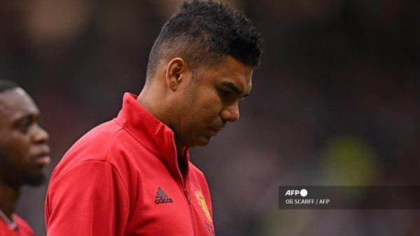Gelandang Manchester United #18 Casemiro bereaksi terhadap kekalahan mereka saat ia pergi setelah pertandingan sepak bola Liga Premier Inggris antara Manchester United dan Brighton and Hove Albion di Old Trafford di Manchester, barat laut Inggris, pada 16 September 2023. Brighton memenangkan pertandingan 3 -1.