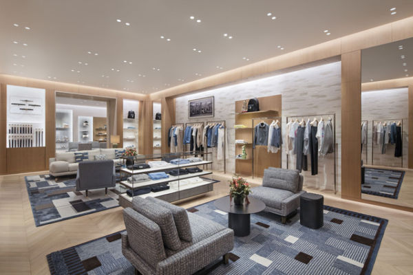Rumah mode asal Prancis, Dior, resmi membuka kembali butik mereka di Plaza Indonesia, menghadirkan konsep modern dan elegan. Foto: Dok. Mario Wibowo