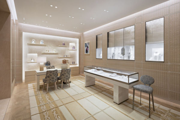 Rumah mode asal Prancis, Dior, resmi membuka kembali butik mereka di Plaza Indonesia, menghadirkan konsep modern dan elegan. Foto: Dok. Mario Wibowo