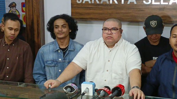 Razman Arif Nasution dan Kliennya, Umar Badjideh dan Vadel Badjideh usai Jalani Pemeriksaan di Polres Metro Jakarta Selatan. Foto: Aprilandika Pratama/kumparan