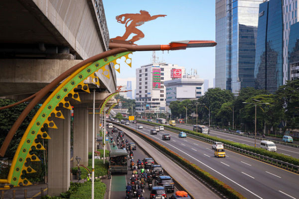 Suasana lalu lintas di kawasan Gatot Subroto, Jakarta, Senin (7/4/2025) terlihat ramai lancar. Foto: Iqbal Firdaus/kumparan