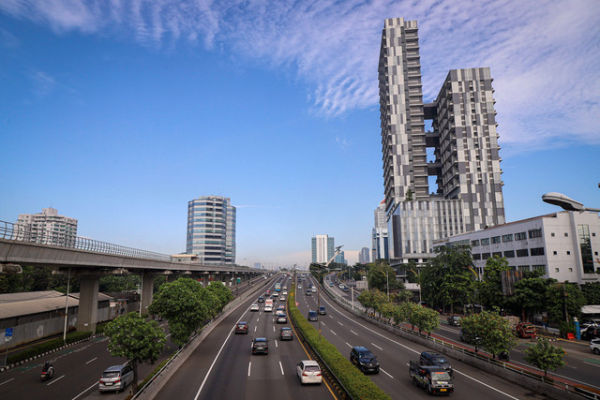 Suasana lalu lintas di kawasan Gatot Subroto, Jakarta, Senin (7/4/2025) terlihat ramai lancar. Foto: Iqbal Firdaus/kumparan