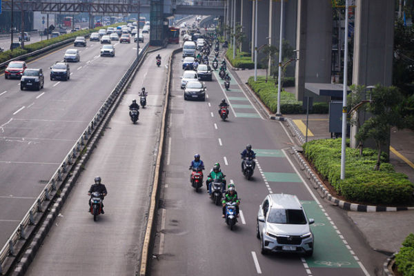 Suasana lalu lintas di kawasan Gatot Subroto, Jakarta, Senin (7/4/2025) terlihat ramai lancar. Foto: Iqbal Firdaus/kumparan