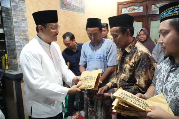 Menteri Sosial Saifullah Yusuf hadir mengikuti tahlilan yang diselenggarakan di kediaman korban longsor Mojokerto di Desa Kloposepuluh, Kec. Sukodono, Kab. Sidoarjo, Jawa Timur Minggu (6/4/2025). Foto: Dok. Istimewa