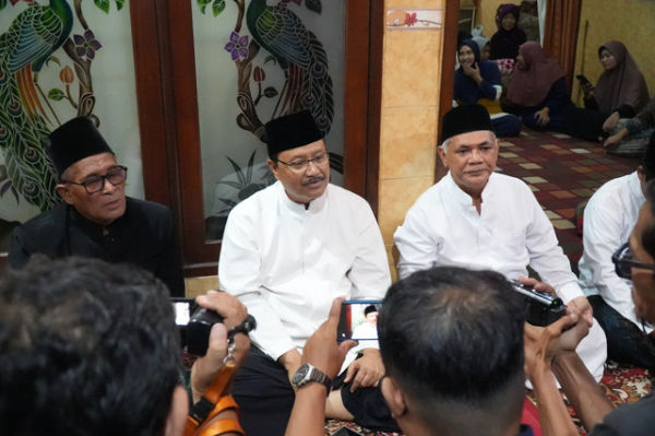 Menteri Sosial Saifullah Yusuf menjawab pertanyaan wartawan usai mengikuti tahlilan yang diselenggarakan di kediaman korban longsor Mojokerto di Desa Kloposepuluh, Kec. Sukodono, Kab. Sidoarjo, Jawa Timur Minggu (6/4/2025). Foto: Dok. Istimewa