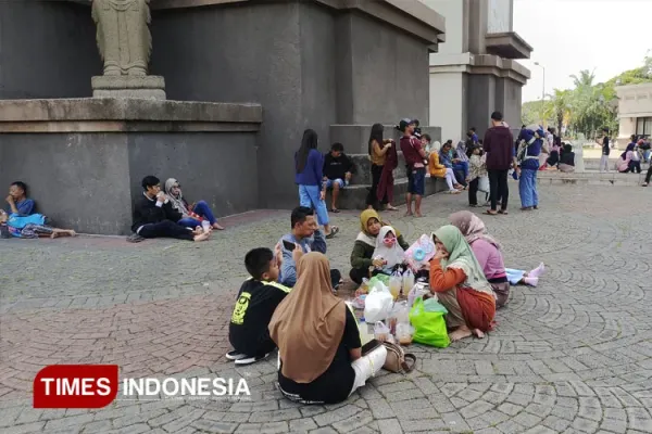 Rombongan-keluarga-menikmati-kebersamaan.jpg