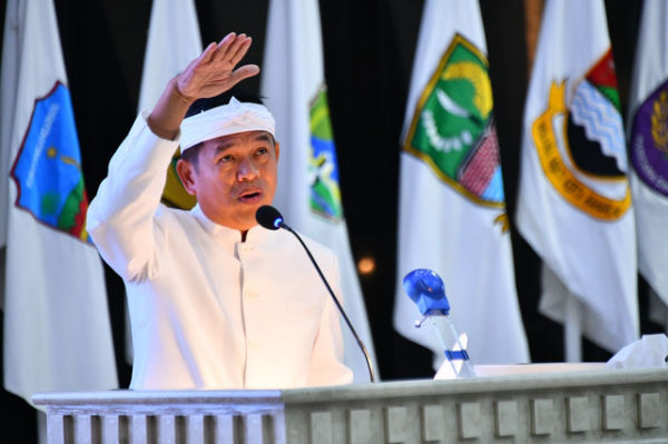 Gubernur Jabar Dedi Mulyadi menyampaikan LPKJ 2024 dalam rapat paripurna di gedung DPRD Jabar, Jalan Diponegoro, Kota Bandung, Jumat (21/3/2025). Foto: Humas Pemprov Jabar